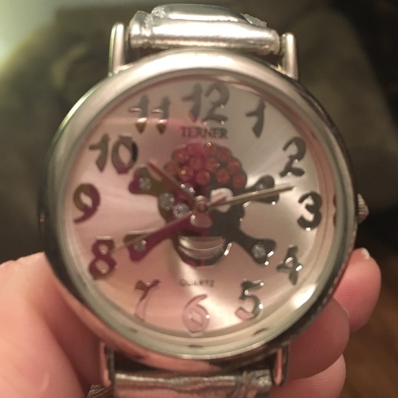 Skull Watch - Picture 2 of 4