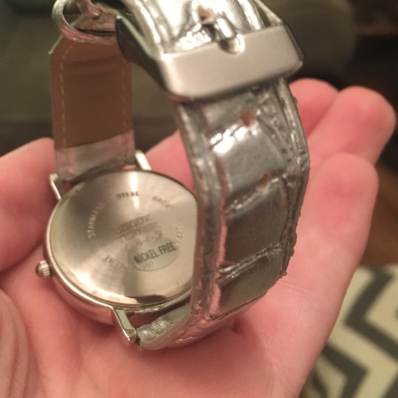 Skull Watch - Picture 3 of 4