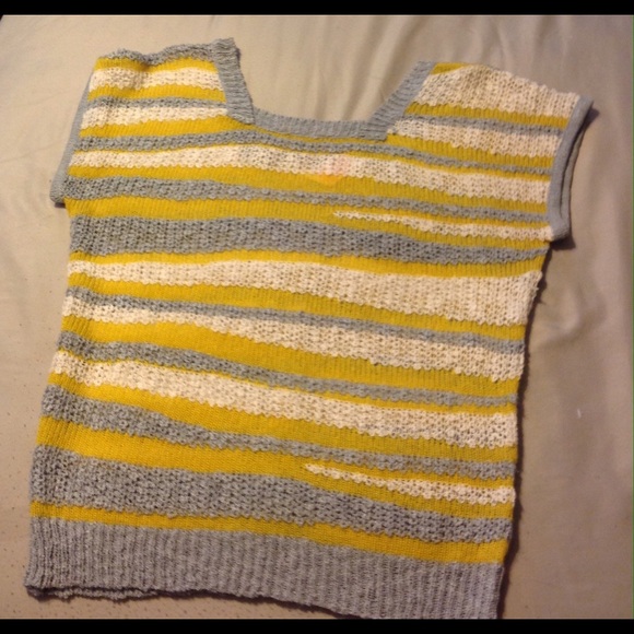 Short sleeve sweater