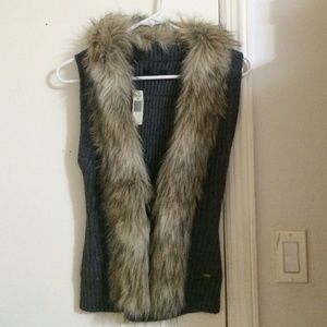 Sweater vest with faux fur