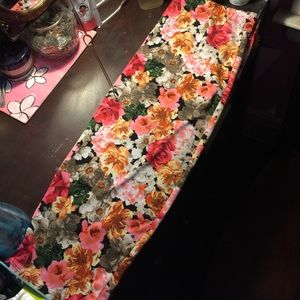 Floral print below knee lenght pencil skirt