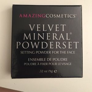 Amazing Cosmetics setting powder