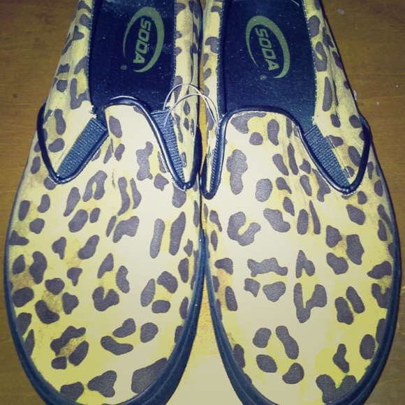Soda Cheetah Flats New Size 8