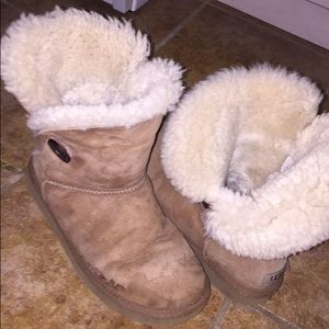 AUTHENTIC Bailey button uggs chestnut color sz 9