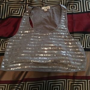 A gray sprakled crop top