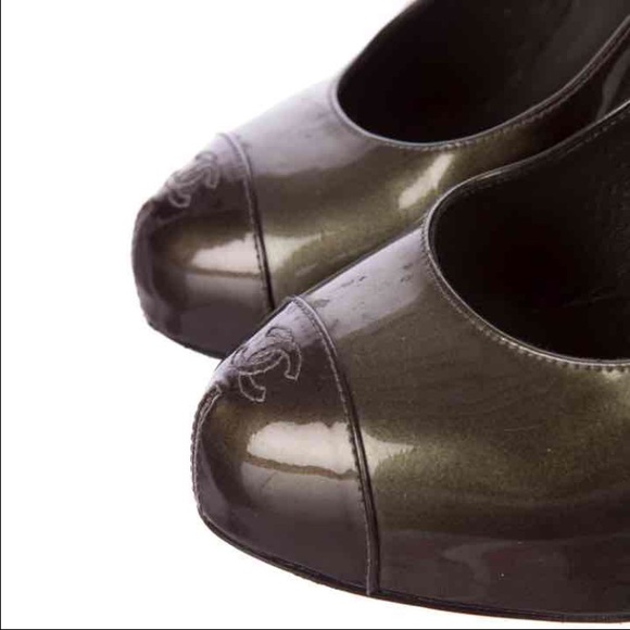 ✨Iconic CHANEL CC Logo Metallic Green Leather Cap Toes Pumps Heels Shoes - Picture 4 of 6