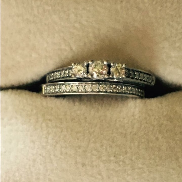 Engagement ring - Picture 2 of 2