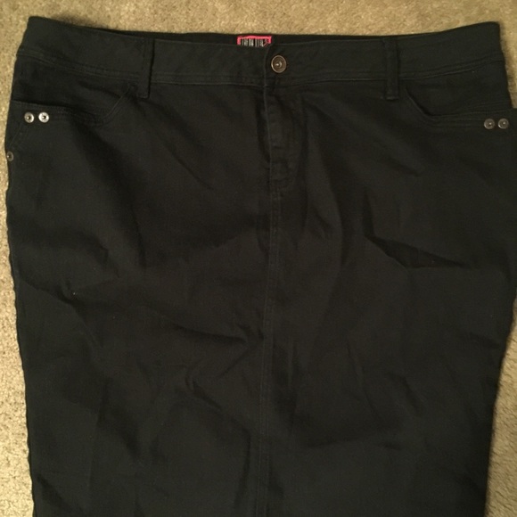 Plus size 26. Black denim. From torrid. Skirt. 🎉