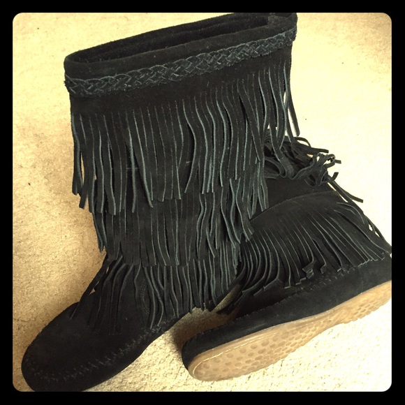 Minnetonka 3-Tier Fringe Boots 7.5