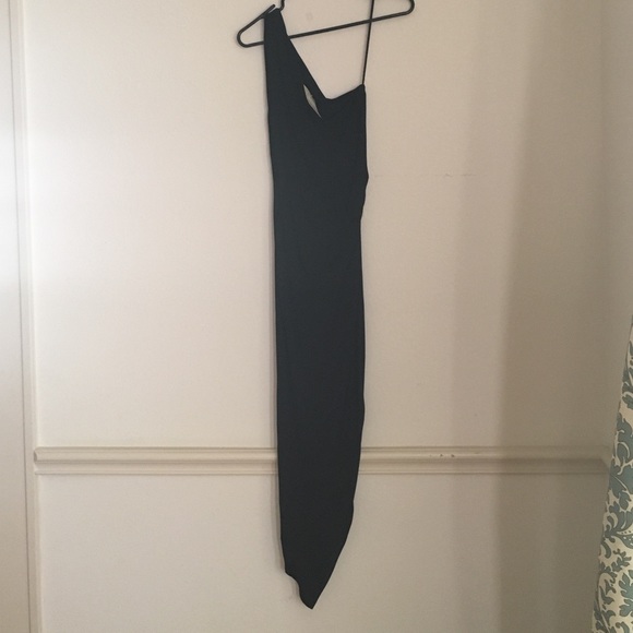 One shoulder slanted black stunning dress