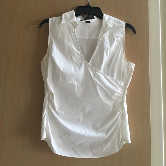 EXPRESS. Sleeveless blouse.