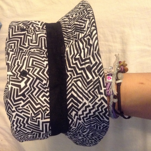 Reversible black & white bucket hat