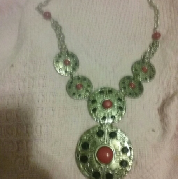 A beautiful large sttement necklce in silver with - Picture 1 of 1