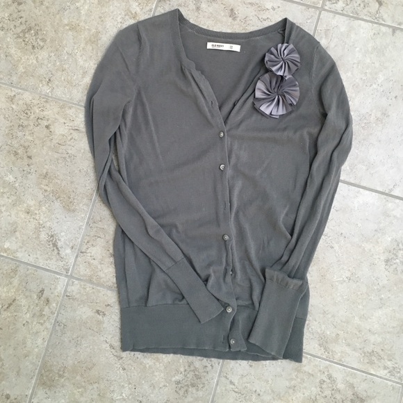Gray floral broach cardigan - Picture 1 of 1