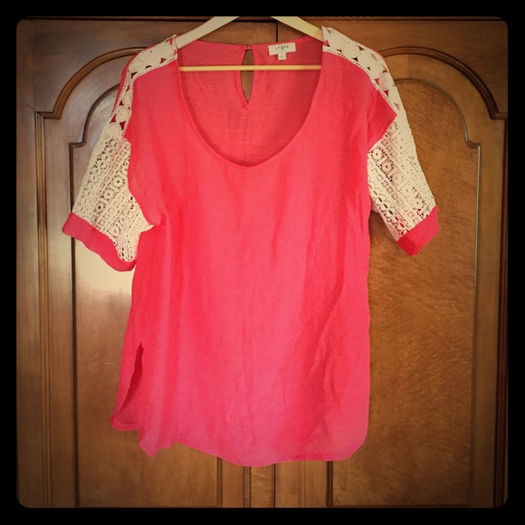 Beautiful coral Umgee blouse.