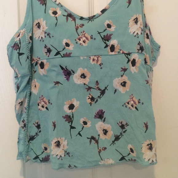 Aritzia crop top 💕 - Picture 2 of 4