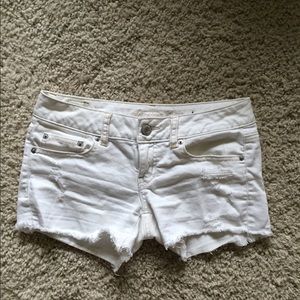 Summery White AEO shorts- MAKE OFFERS!!