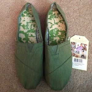 Brand New Green Toms size 6