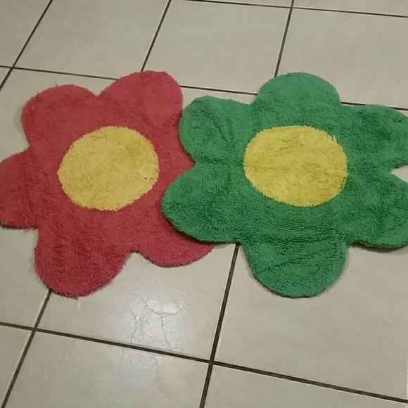 2 flower rugs and BBW candle