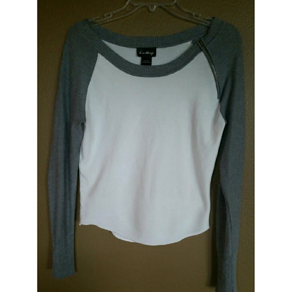 Grey sleeved sweater