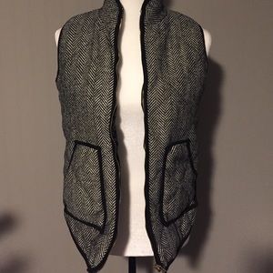 Puffy vest black and white large