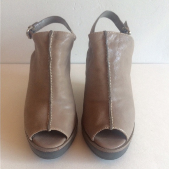 BCBG MAXAZRIA Taupe Leather Wedge