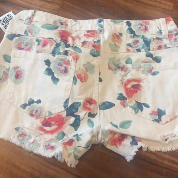 🆕 floral cutoff shorts - Picture 3 of 4