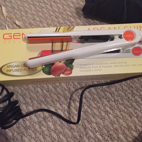 Argon infused hair straightener