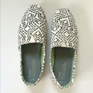 TOMS WHITE AND BLACK SHOES WOMEN'S 8