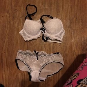 36 A bra and matching underwear