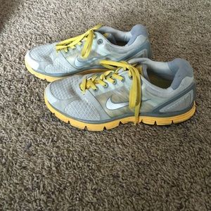 Nike LIVE STRONG Tennis Shoes - 8