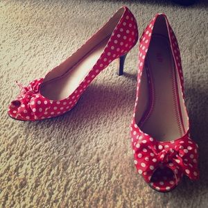 Red and white polka dot peep toe pumps