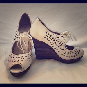 Cream laser cut wedges