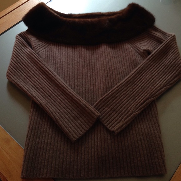 Cashmere sweater with mink collar