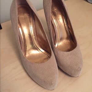 Cream "snakeskin" heels...beautiful!