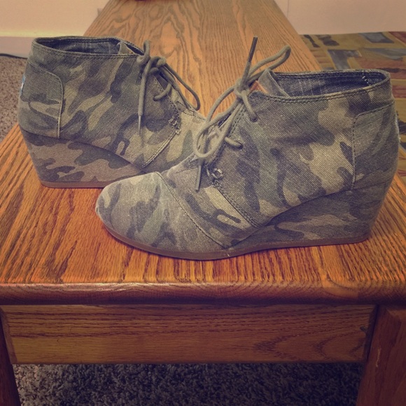 Toms wedge camo size 8.5