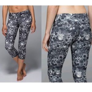 Lululemon Wunder Under B&W Flowabunga Crop
