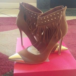 Camel Fringe Gold Pointed Toe Heel