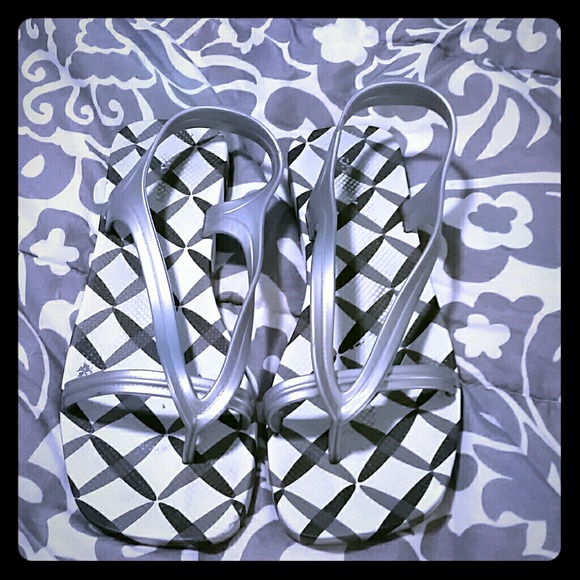 SOLD IN BUNDLE- Old Navy sandals - Picture 1 of 1