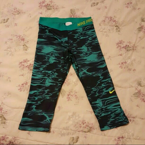 SOLD Nike crops!
