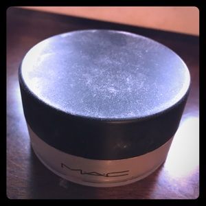 MAC Select Sheer loose finishing powder
