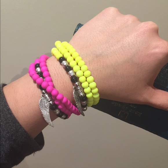 💠SALE💠Neon Yellow Wing Charm Bracelet - Picture 3 of 4