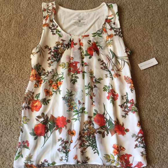 🚫BUNDLED!🚫 NWT White blouse w/ floral detail - Picture 2 of 4