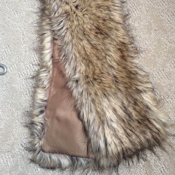 Faux fur scarf - Picture 2 of 3