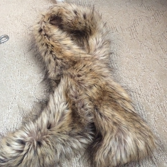 Faux fur scarf - Picture 3 of 3