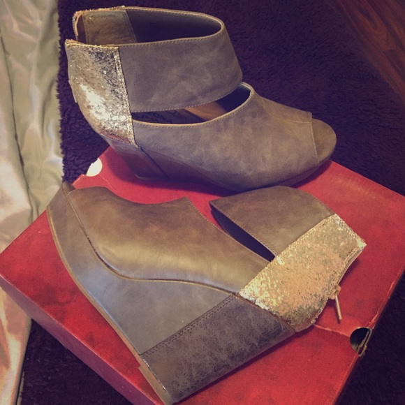 New never worn sassy wedges