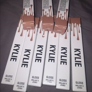 "LITERALLY" KYLIE JENNER LIPGLOSS