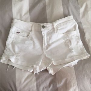 hollister mid rise white shorts 😜