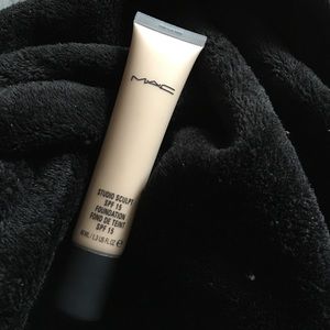 MAC Studio Sculpt SPF 15 Foundation NC15