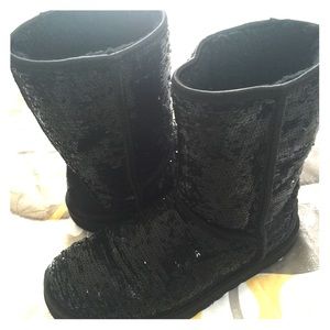 Black sparkle uggs.